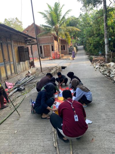 Kerja Bakti dan Pemasangan Umbul-Umbul dalam Persiapan HUT RI yang Ke-78 di Dukuh Kalirong Bersama  Mahasiswa KKN Universitas Muhammadiyah Purwokerto